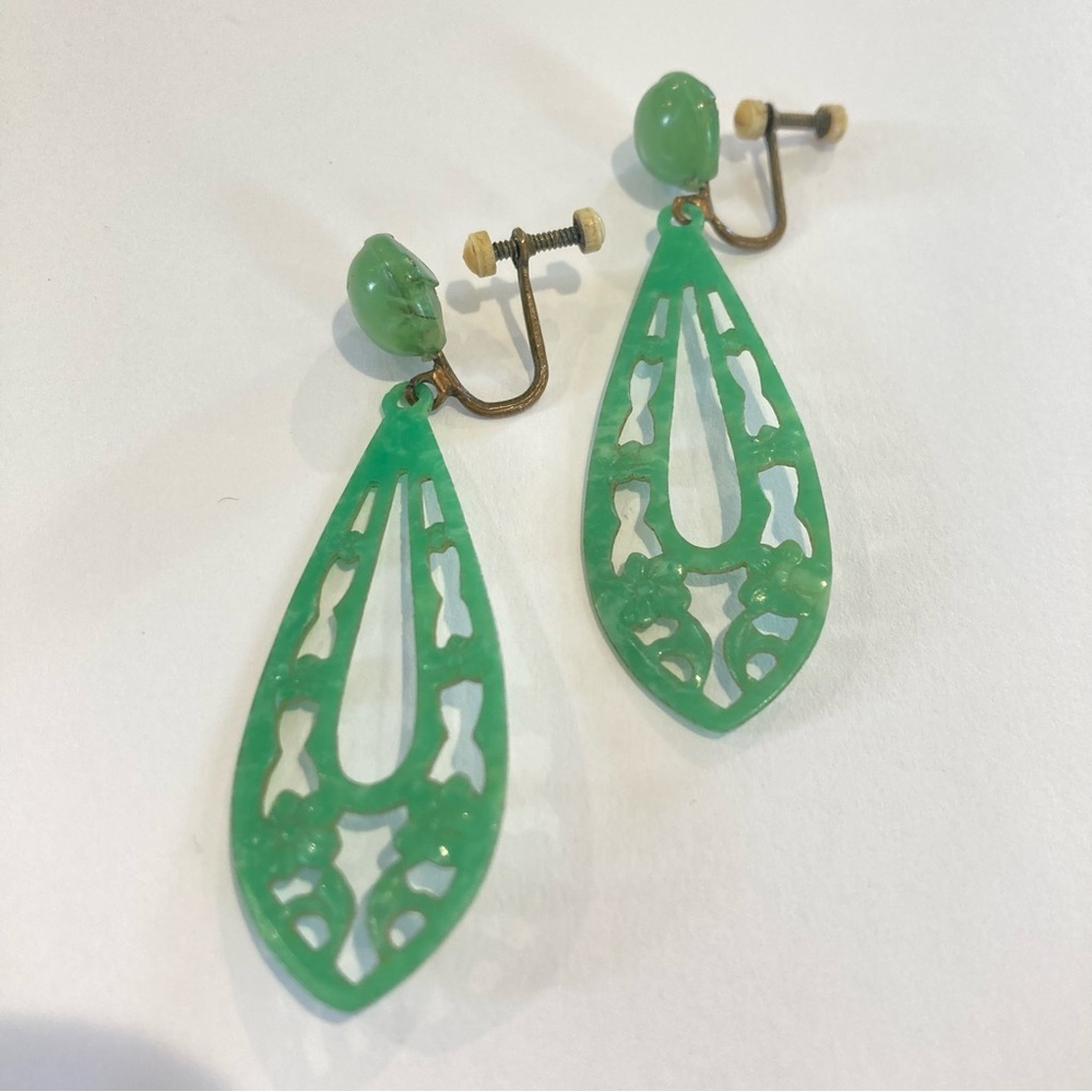 Vintage antique 1920s celluloid green dangle drop vintage screw back earrings - Picture 5 of 13